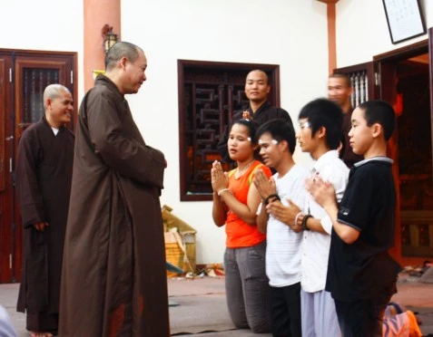 Lên chùa học đạo – một thói quen bổ ích của giới trẻ ảnh 3