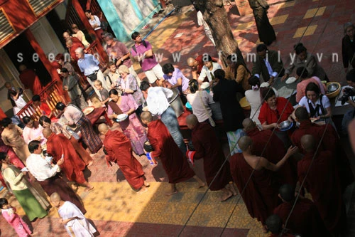 Ngó nghiêng bữa ăn duy nhất mỗi ngày của 1000 nhà sư Myanmar ảnh 1