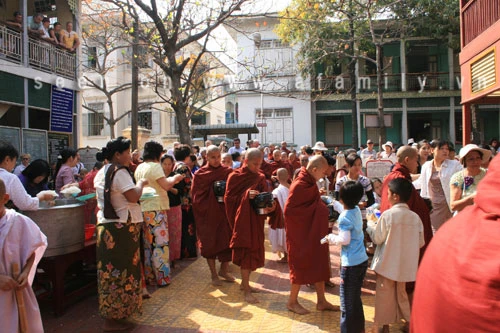 Ngó nghiêng bữa ăn duy nhất mỗi ngày của 1000 nhà sư Myanmar ảnh 2
