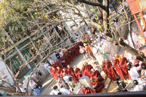 Ngó nghiêng bữa ăn duy nhất mỗi ngày của 1000 nhà sư Myanmar ảnh 3