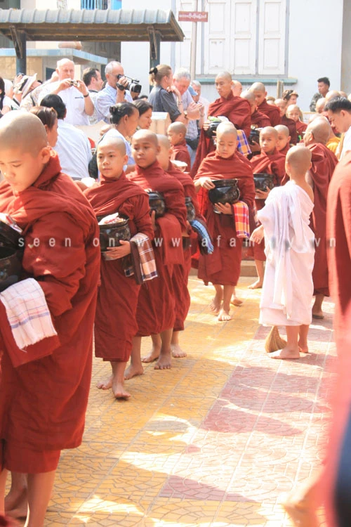 Ngó nghiêng bữa ăn duy nhất mỗi ngày của 1000 nhà sư Myanmar ảnh 6