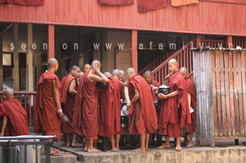 Ngó nghiêng bữa ăn duy nhất mỗi ngày của 1000 nhà sư Myanmar ảnh 4