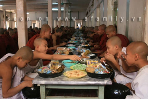 Ngó nghiêng bữa ăn duy nhất mỗi ngày của 1000 nhà sư Myanmar ảnh 5