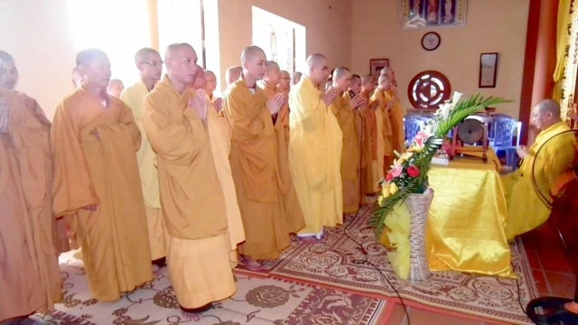 Phú Thọ: Chư Tăng Ni tác pháp an cư kiết hạ  2011 - 2555 ảnh 10