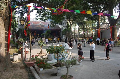 Những đóa sen bên Hồ Tây ảnh 5 (2)chua5.jpg