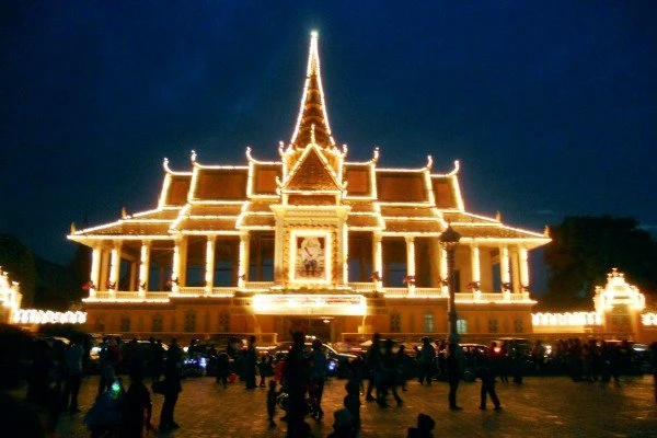 Cung điện hoàng gia về đêm. Ảnh: Tùng Lâm