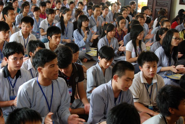 Giờ học Phật pháp (Nguồn ảnh: website chùa Bằng) Nghi he, gioi tre keo nhau len chua di...tu