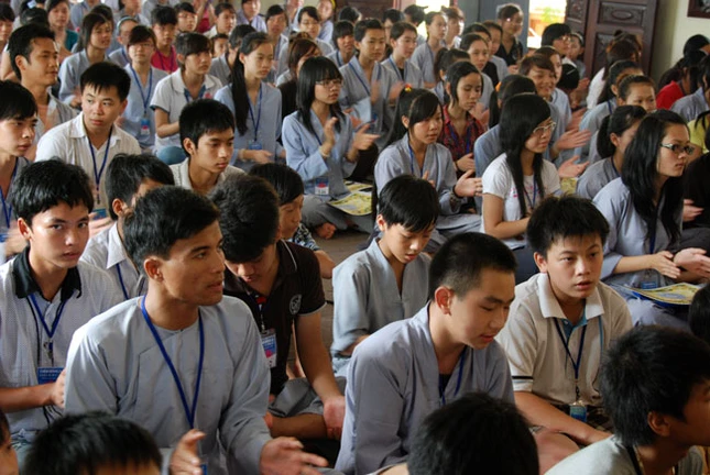 Nghi he, gioi tre keo nhau len chua di...tu