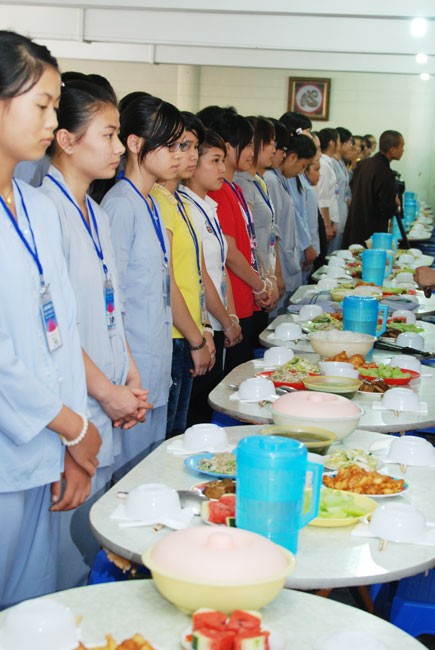 Tự lấy thức ăn, tự rửa bát là việc mà trẻ em thành phố ít khi làm (Nguồn ảnh: website chùa Bằng) Nghi he, gioi tre keo nhau len chua di...tu