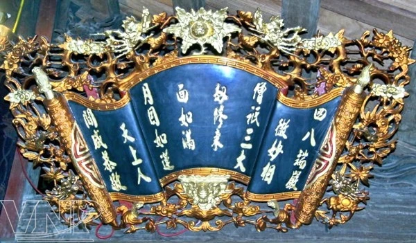 Câu đối thể hiện sự uy nghi trong gian thờ Tam Bảo. Những bức tường bằng gỗ lim với hoa văn, họa tiết tinh xảo ở cổng sau chùa Vạn Niên. Cổng chính vào chùa được xây bằng gạch vồ. Tháp vàng trong gian thờ mẫu. Bức tượng Phật Thích Ca được làm từ ngọc Jadeit tự nhiên được đặt trong dịp chào mừng chùa Vạn Niên tròn 1000 tuổi. Tượng Phật nghìn mắt nghìn tay. Đá quý- di vật thời Lê. Mõ thỉnh thánh mẫu. Khách đến chùa cầu bình an, sức khỏe cho gia đình.