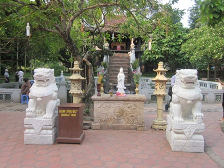 Một trong 2 cặp sư tử đá mới được đặt tại chùa Một Cột (ảnh chụp ngày 21.6.2011).