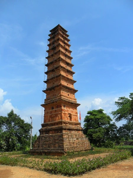 Xót xa ngôi chùa tháp cao nhất Việt Nam thành 'chùa hoang'