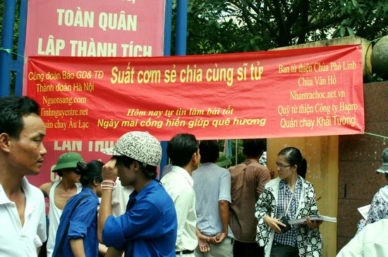 Ấm lòng “Suất cơm sẻ chia cùng sĩ tử” ảnh 1