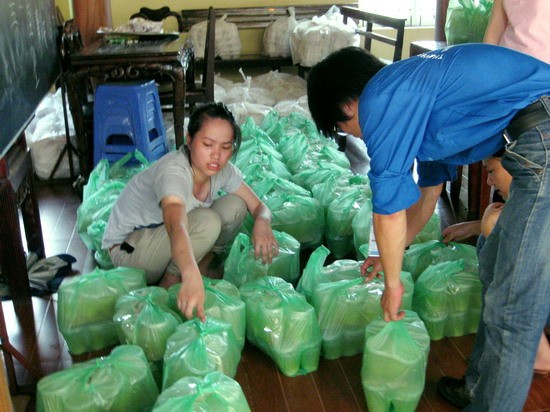 Tại chùa Phổ Linh, Tây Hồ, các suất cơm đã sẵn sàng được chuyển đi Tại chùa Phổ Linh, Tây Hồ, các suất cơm đã sẵn sàng được chuyển đi