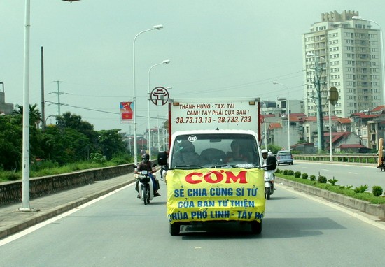 Cơm từ chùa Phổ Linh mang đến trường ĐH Mỏ địa chất Cơm từ chùa Phổ Linh mang đến trường ĐH Mỏ địa chất