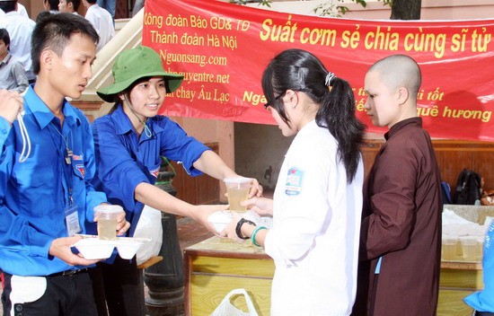 Đại diện của chùa Phổ Linh cùng với các bạn tình nguyện viên phát cơm cho sĩ tử Đại diện của chùa Phổ Linh phát cơm