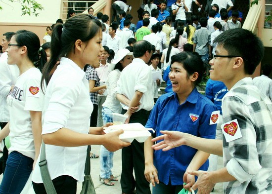 Các sĩ tử đón nhận những suất cơm Các sĩ tử đón nhận những suất cơm