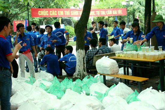 Cơm được mang đến trường Cơm được mang về trường