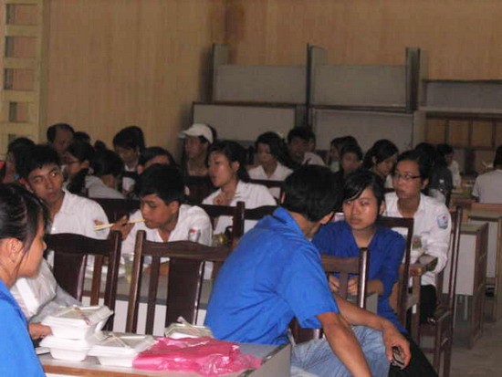 Tại học viện Quản lý Giáo dục, thí sinh và phụ huynh được vào phòng ăn Tại học viện Quản lý Giáo dục, thí sinh và phụ huynh được vào phòng ăn