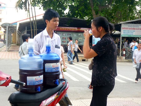 Nước nhân trần phục vụ sĩ tử (ảnh: Dân trí) Nước nhân trần phục vụ sĩ tử (ảnh: Dân trí)
