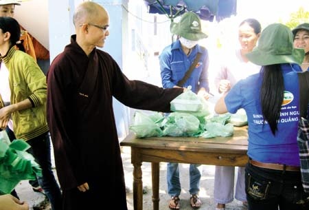 Tấm lòng một nhà sư với sĩ tử nghèo ảnh 1