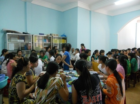 Sư thầy ở ngoài hiên nhường nơi ăn chốn ở cho sĩ tử