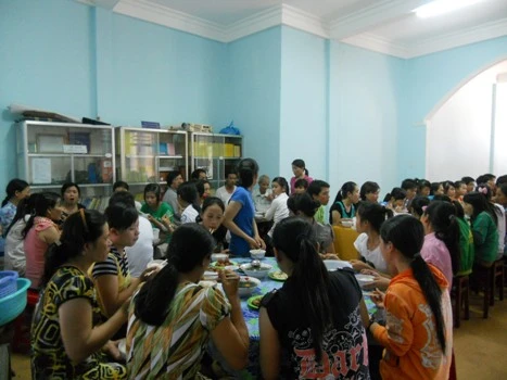 Sư thầy ở ngoài hiên nhường nơi ăn chốn ở cho sĩ tử