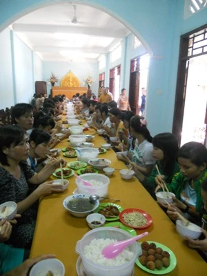 Sư thầy ở ngoài hiên nhường nơi ăn chốn ở cho sĩ tử