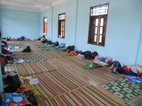 Sư thầy ở ngoài hiên nhường nơi ăn chốn ở cho sĩ tử