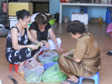 Sư thầy ở ngoài hiên nhường nơi ăn chốn ở cho sĩ tử