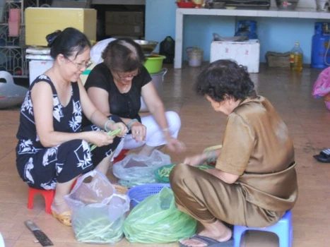 Sư thầy ở ngoài hiên nhường nơi ăn chốn ở cho sĩ tử