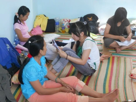 Sư thầy ở ngoài hiên nhường nơi ăn chốn ở cho sĩ tử