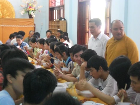 Sư thầy ở ngoài hiên nhường nơi ăn chốn ở cho sĩ tử