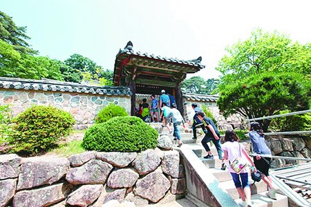 Cố đô Gyeongju của Hàn Quốc ảnh 1 Những bậc, tường đá ở Bulguksa được coi là báu vật quốc gia. Ảnh: Sơn Hà