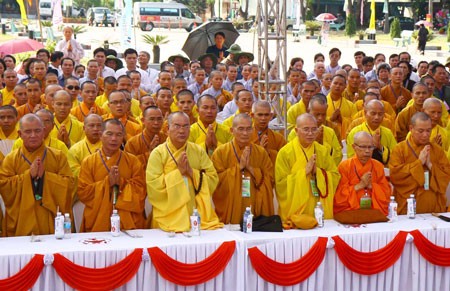 Thả 10.000 hoa đăng trên dòng Thạch Hãn ảnh 8 Thả 10.000 hoa đăng trên dòng Thạch Hãn ảnh 8