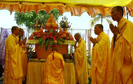 Thả 10.000 hoa đăng trên dòng Thạch Hãn ảnh 9