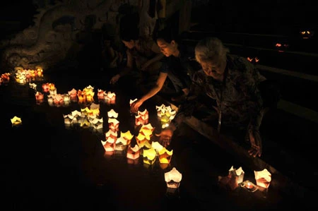 Thả 10.000 hoa đăng trên dòng Thạch Hãn ảnh 2