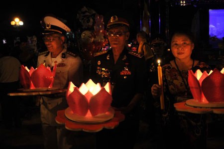 Thả 10.000 hoa đăng trên dòng Thạch Hãn ảnh 3 Thả 10.000 hoa đăng trên dòng Thạch Hãn ảnh 3