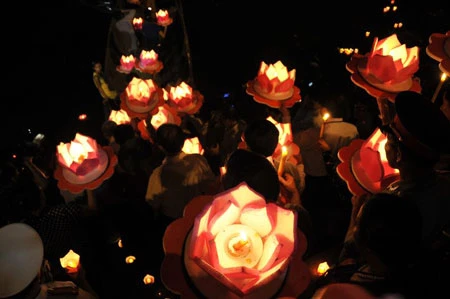 Thả 10.000 hoa đăng trên dòng Thạch Hãn ảnh 4