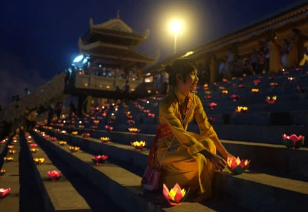 Thả 10.000 hoa đăng trên dòng Thạch Hãn ảnh 7