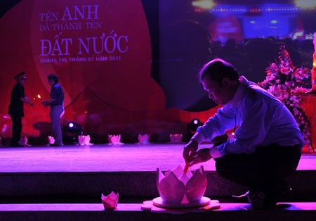 Thả 10.000 hoa đăng trên dòng Thạch Hãn ảnh 1 Thả 10.000 hoa đăng trên dòng Thạch Hãn ảnh 1