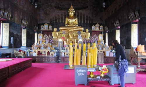 Vào chùa chính chỉ thành tâm lễ Phật, niệm kinh, không tự bày hoa, thắp nến, bỏ công đức. Nến do nhà chùa đặt sẵn.