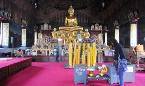 Vào chùa chính chỉ thành tâm lễ Phật, niệm kinh, không tự bày hoa, thắp nến, bỏ công đức. Nến do nhà chùa đặt sẵn.