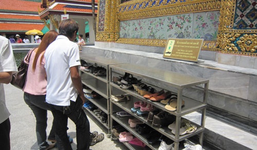 Giáy dép được bỏ ra trước khi vào chùa