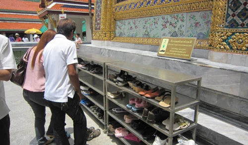 Giáy dép được bỏ ra trước khi vào chùa