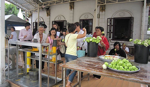 Chờ châm nến trước khi lễ bái, cầu nguyện