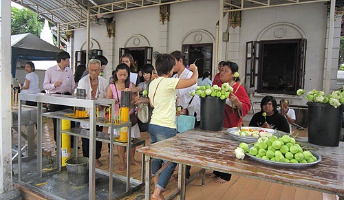 Chờ châm nến trước khi lễ bái, cầu nguyện