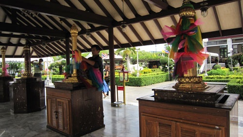 Buộc dải lụa cầu may trong chùa