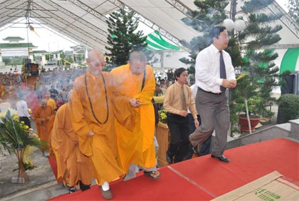 Thanh niên kiều bào tri ân các anh hùng liệt sĩ tỉnh Đồng Nai ảnh 4 cs5.jpg