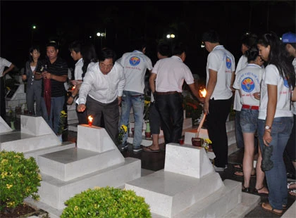 Thanh niên kiều bào tri ân các anh hùng liệt sĩ tỉnh Đồng Nai ảnh 7 cs8.jpg